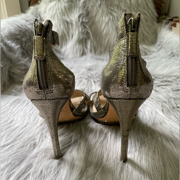 BCBGMAXAZRIA Leather, shiny heels. - Picture 5 of 8